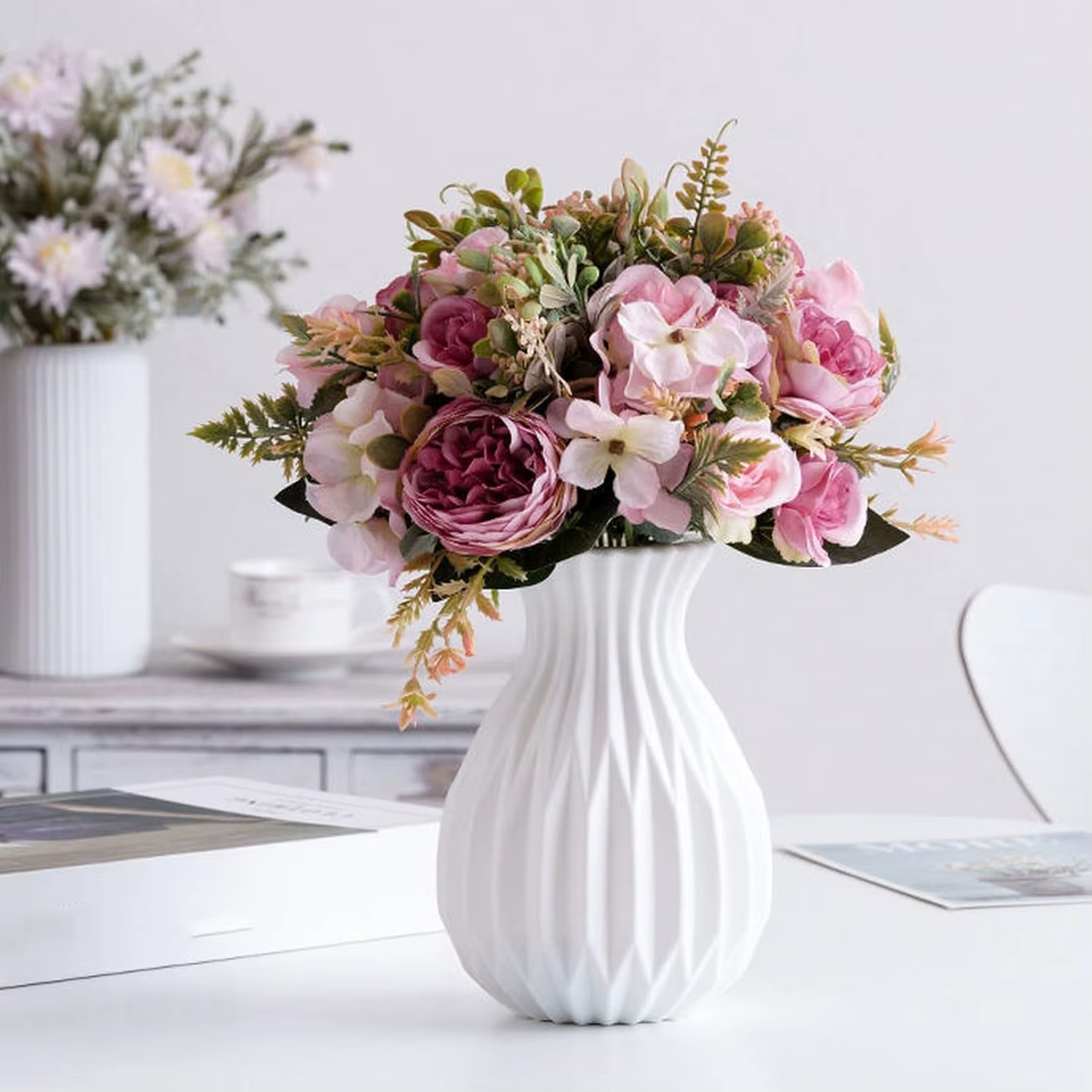 Vases en plastique blancs imitation céramique