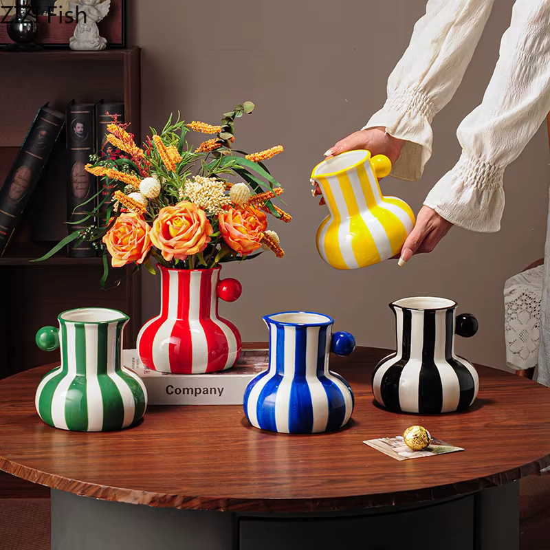 Vase en céramique créatif à rayures colorées