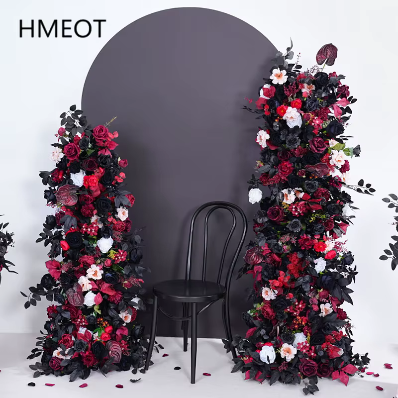 Rangée de fleurs de roses de palmier noir bordeaux