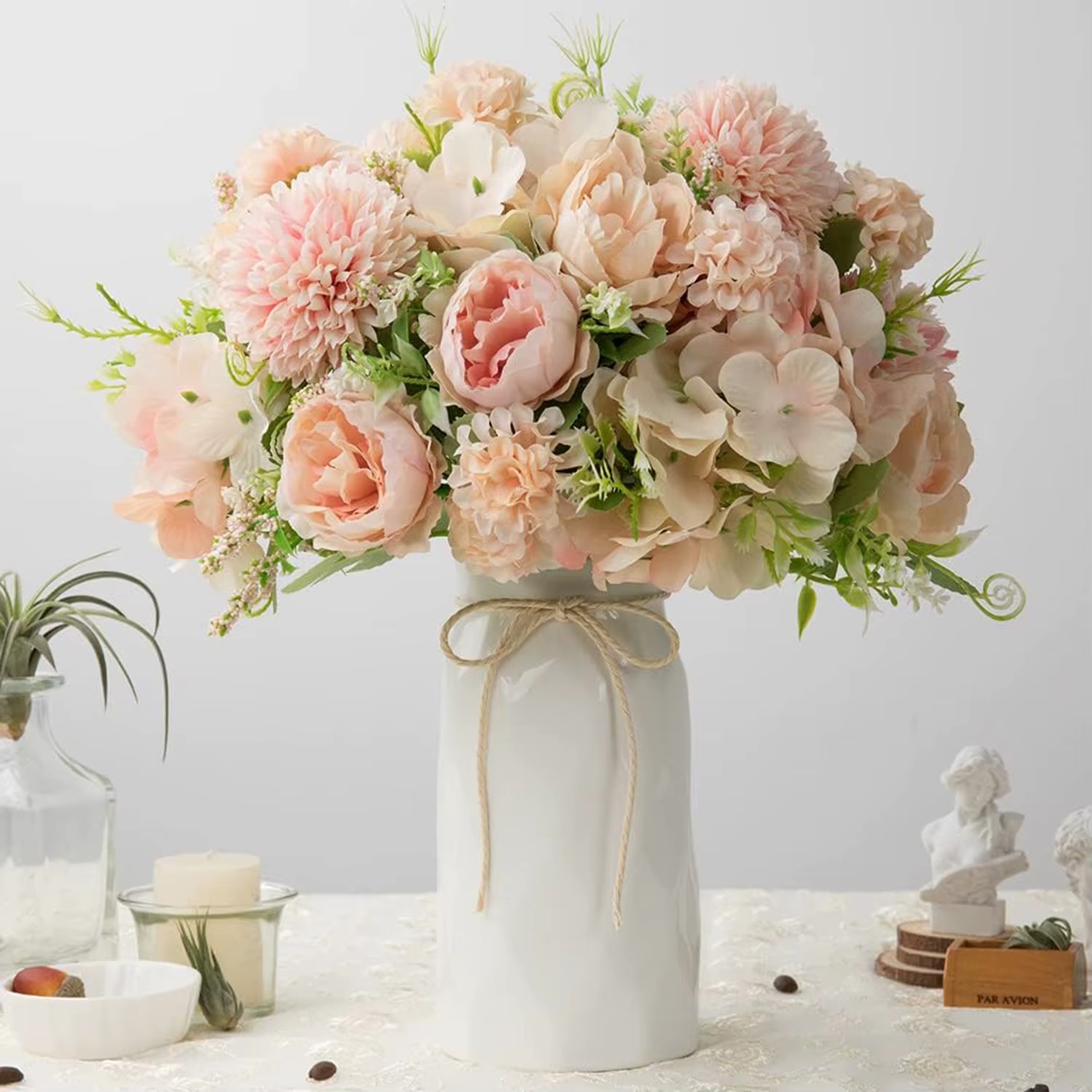 Fleurs de chrysanthème et de pivoine simulées