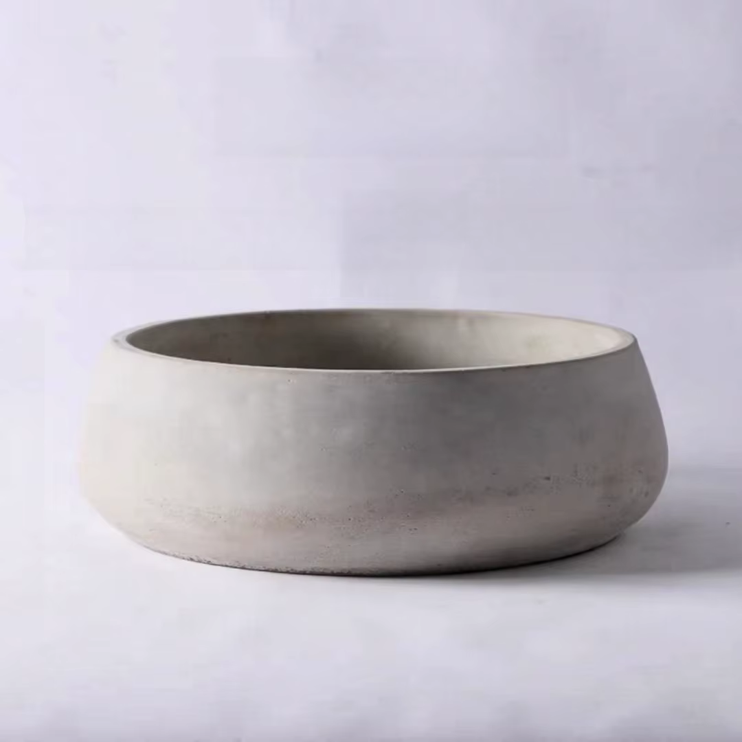 Grand pot de fleurs en béton
