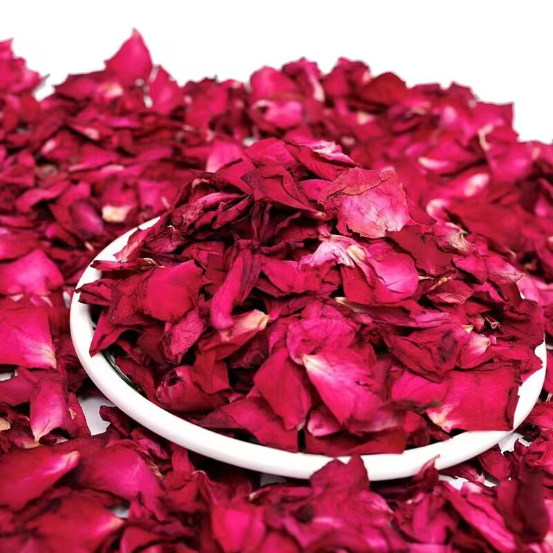 Décoration de mariage haut de gamme en pétales de rose naturels