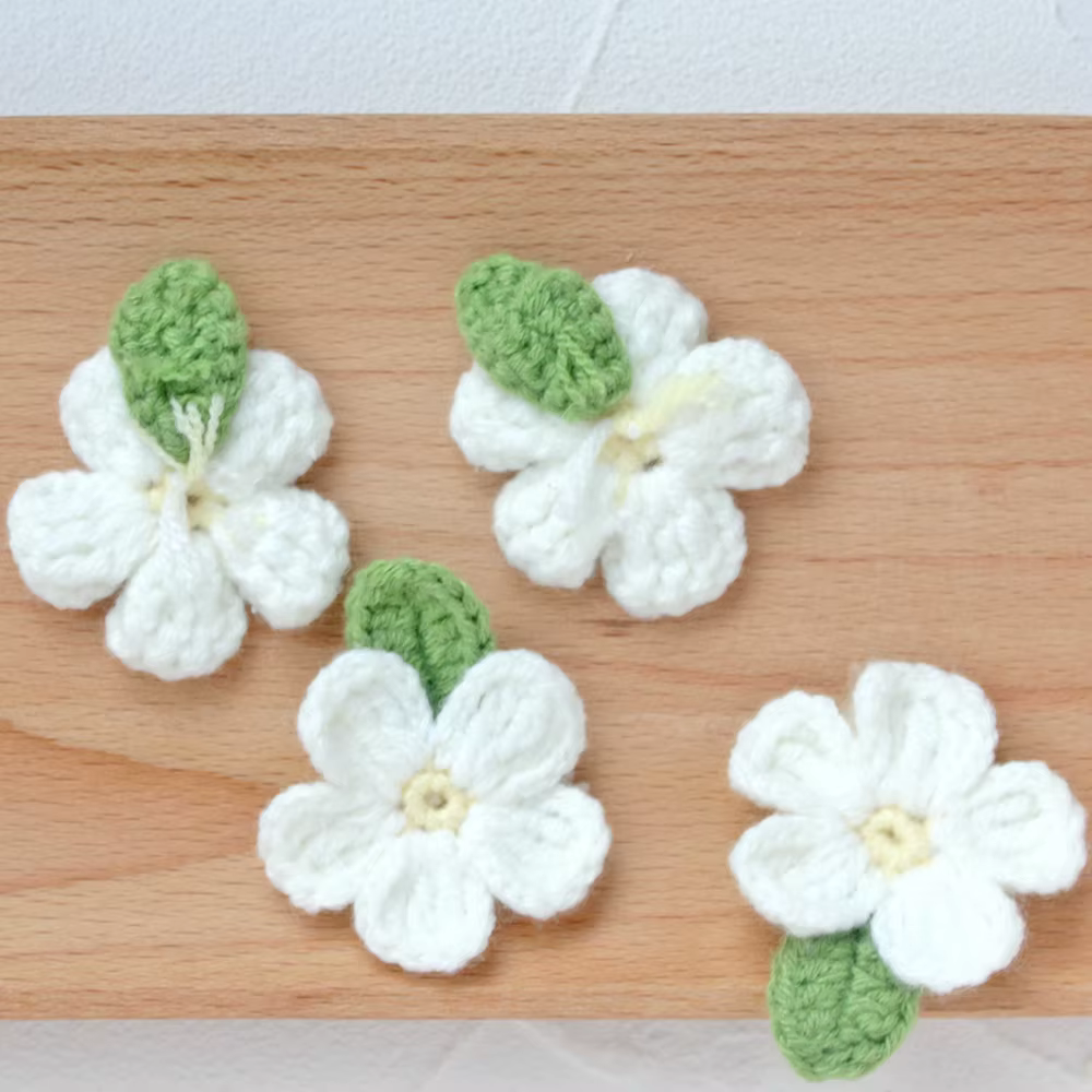 10 pièces de fleurs tricotées à la main de 40 mm avec feuilles pour vêtements de fille
