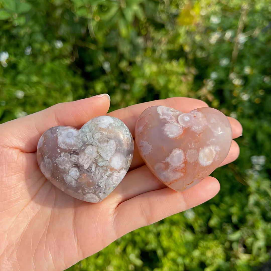 1 pièce de pierre de palmier en forme de cœur en agate fleurie, ornements quotidiens de couleur claire, cadeaux de vacances et d'anniversaire