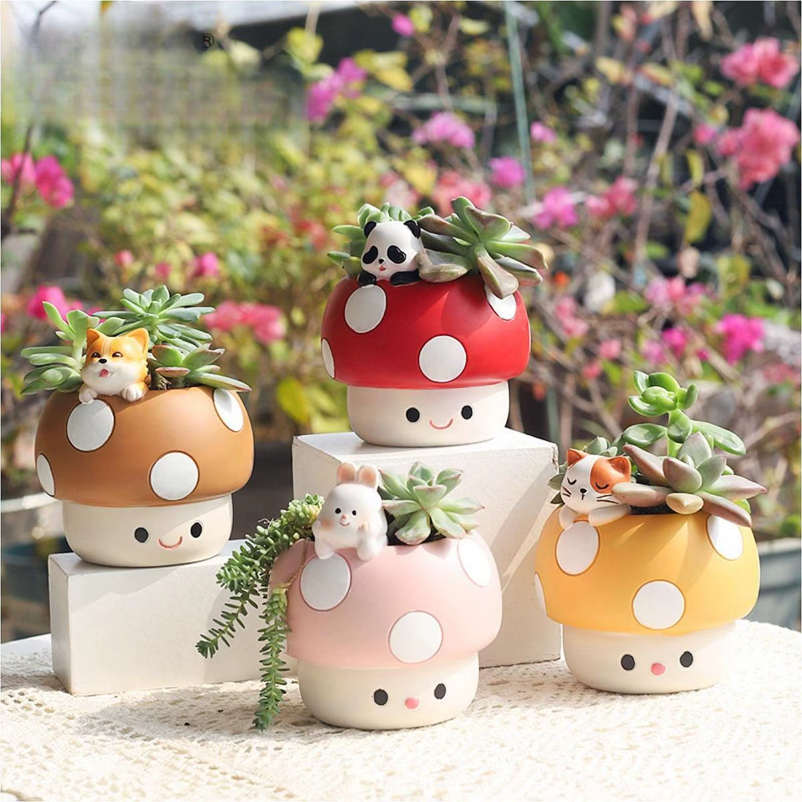 Pot de fleur en forme de champignon de dessin animé