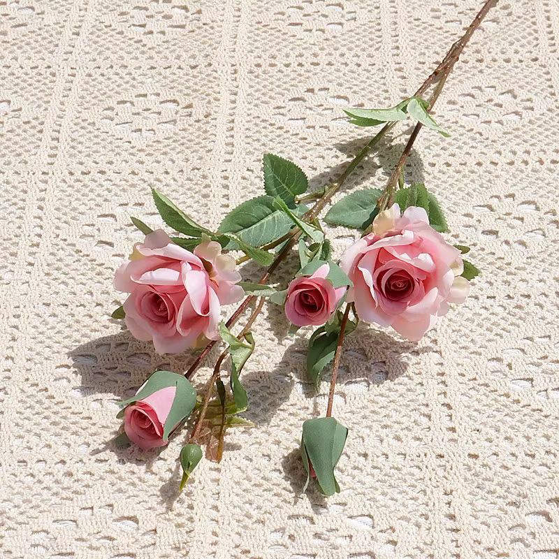 Belle rose artificielle en soie