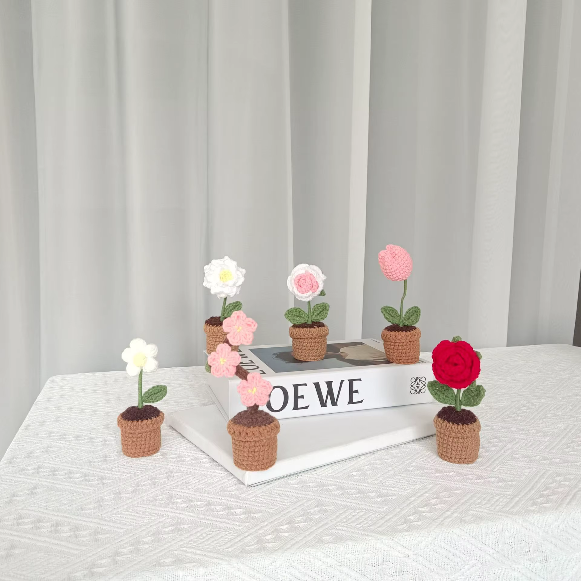 Nouvelles plantes en pot tricotées à la main