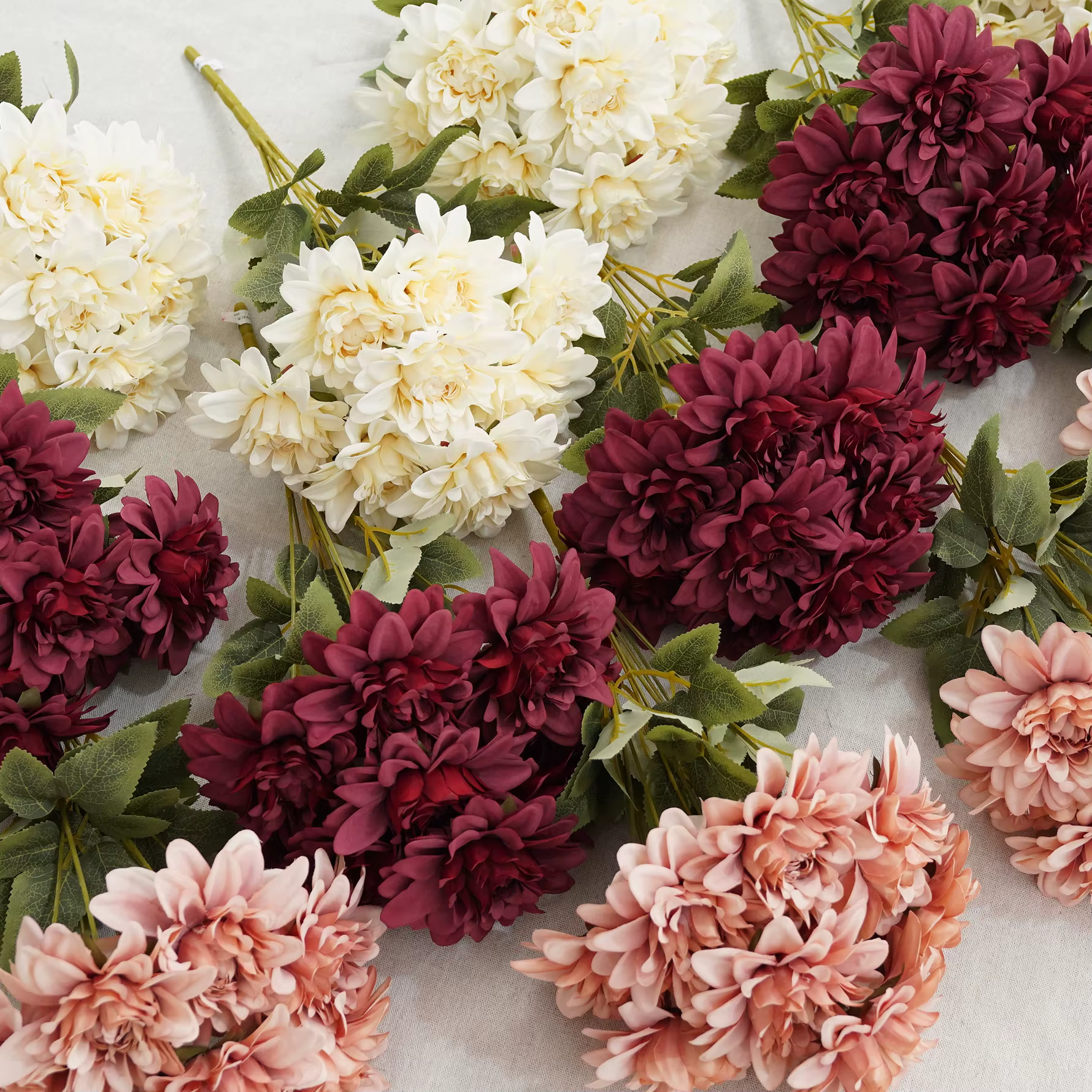 Fleur artificielle Dahlia Angela A8413 pour toile de fond de mariage