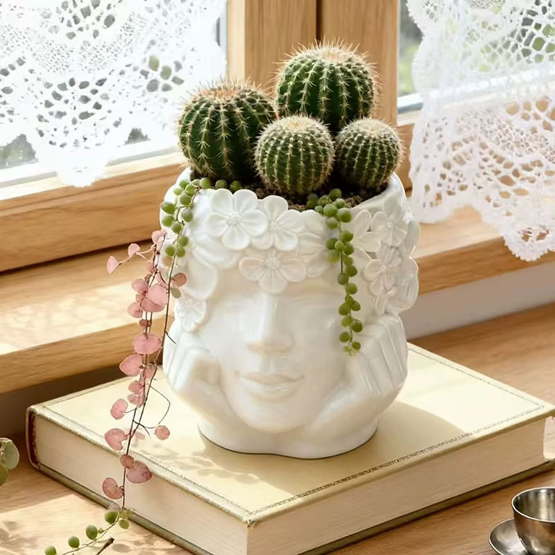 Pot de fleurs en résine décoré de fleurs
