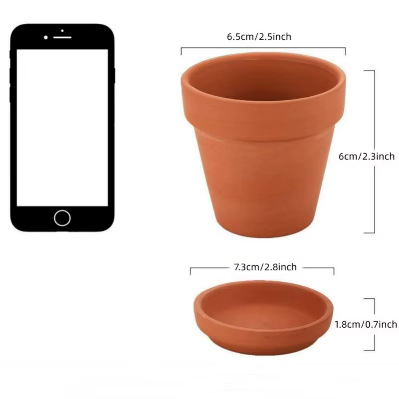 Pot en argile avec mini jardinières succulentes