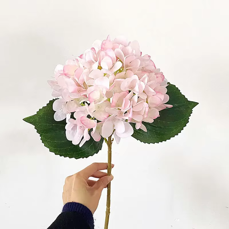 Fleur d'hortensia artificielle avec une touche de colle