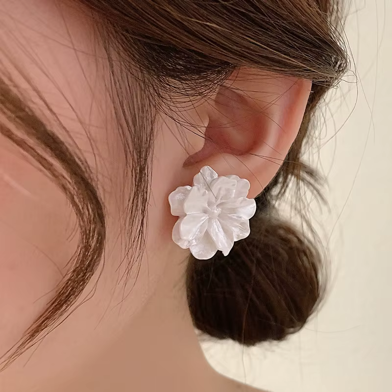 Grande fleur de camélia blanche