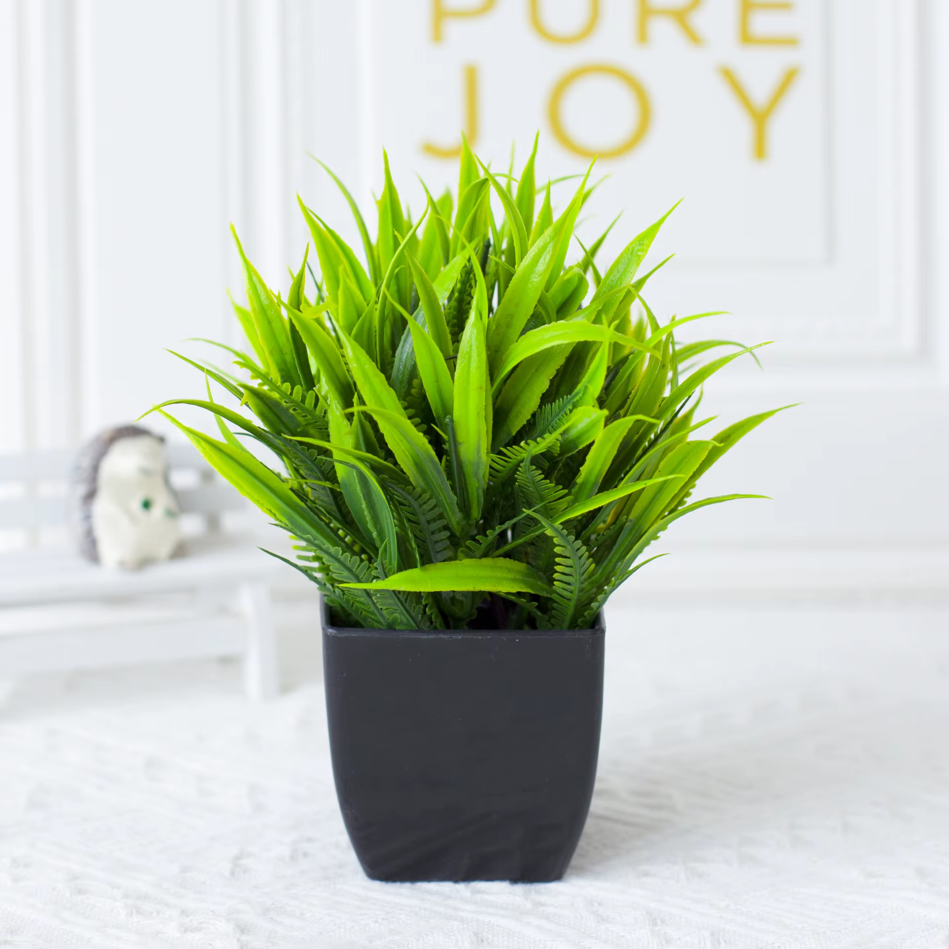 Pot noir de fausse plante