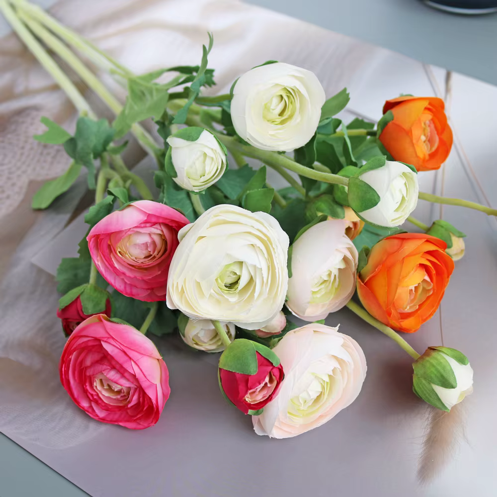 Fleurs artificielles de ranunculus avec tige au toucher réaliste
