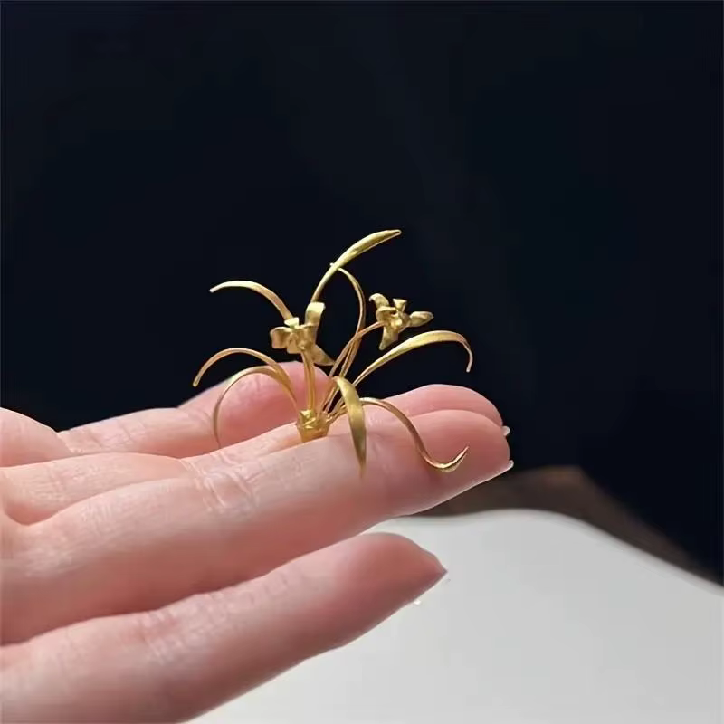 Figurine élégante d'orchidée dorée - Décoration florale chic pour table