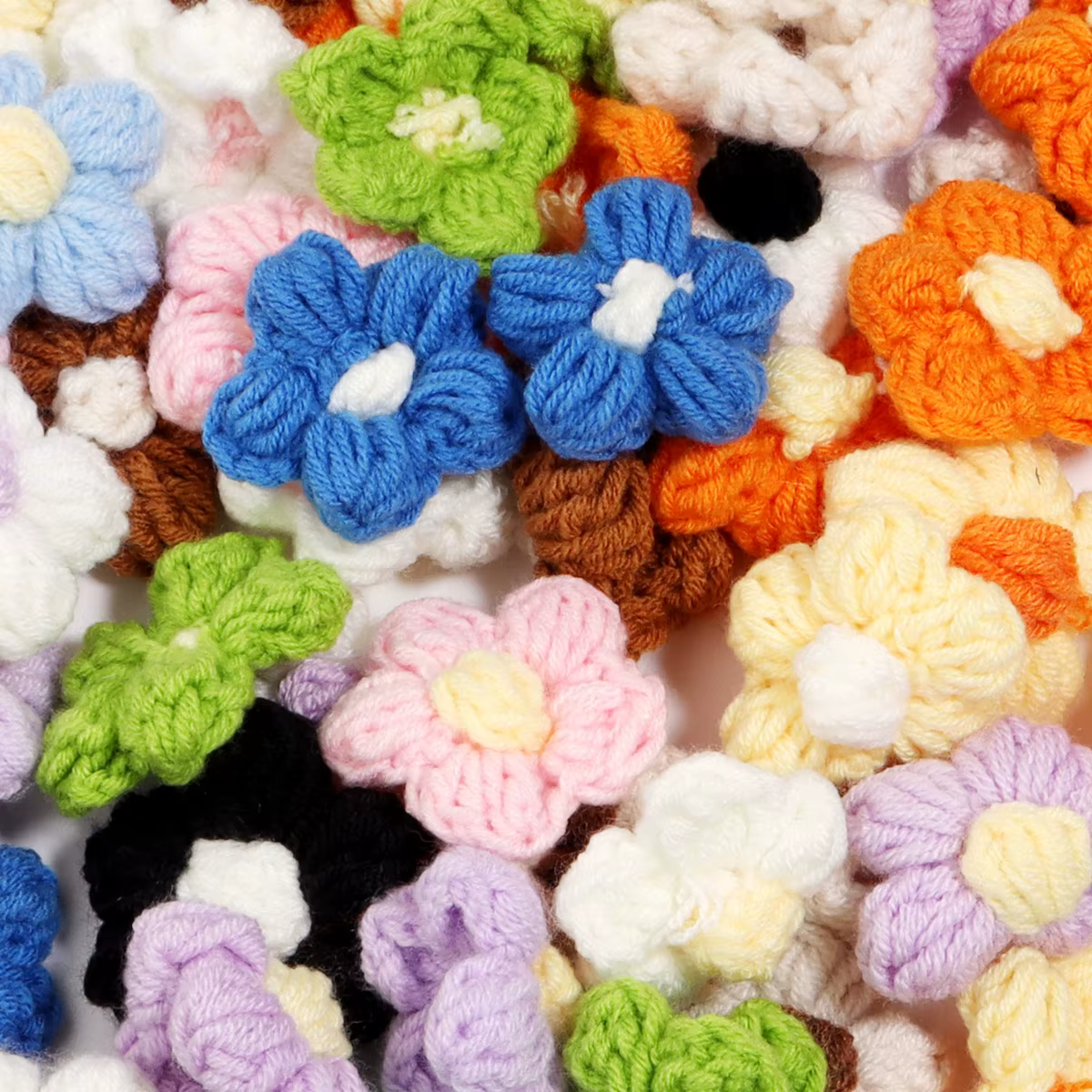 Fleurs en fil de coton de lait faites à la main