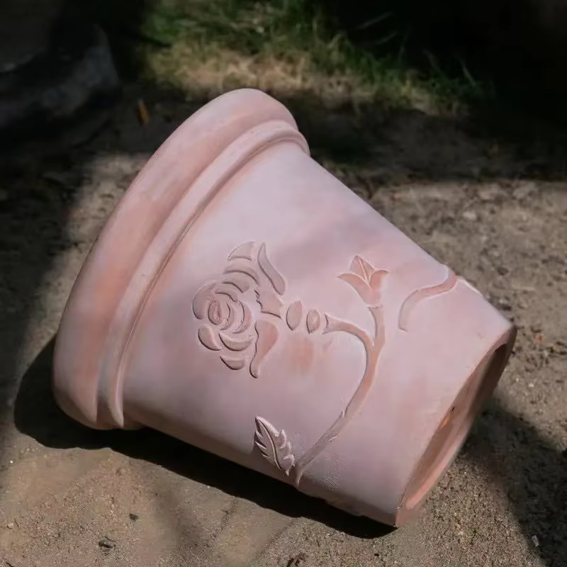 Pot de fleur en poterie rouge