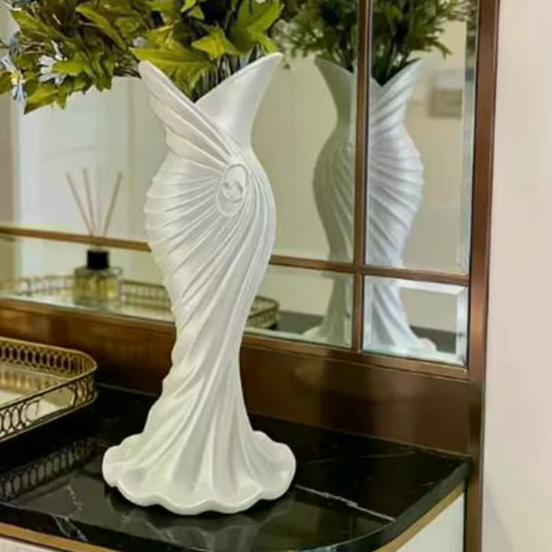 Vase en plastique élégant en forme de robe