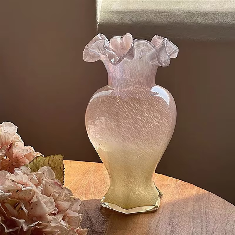 Vase à fleurs en verre rose