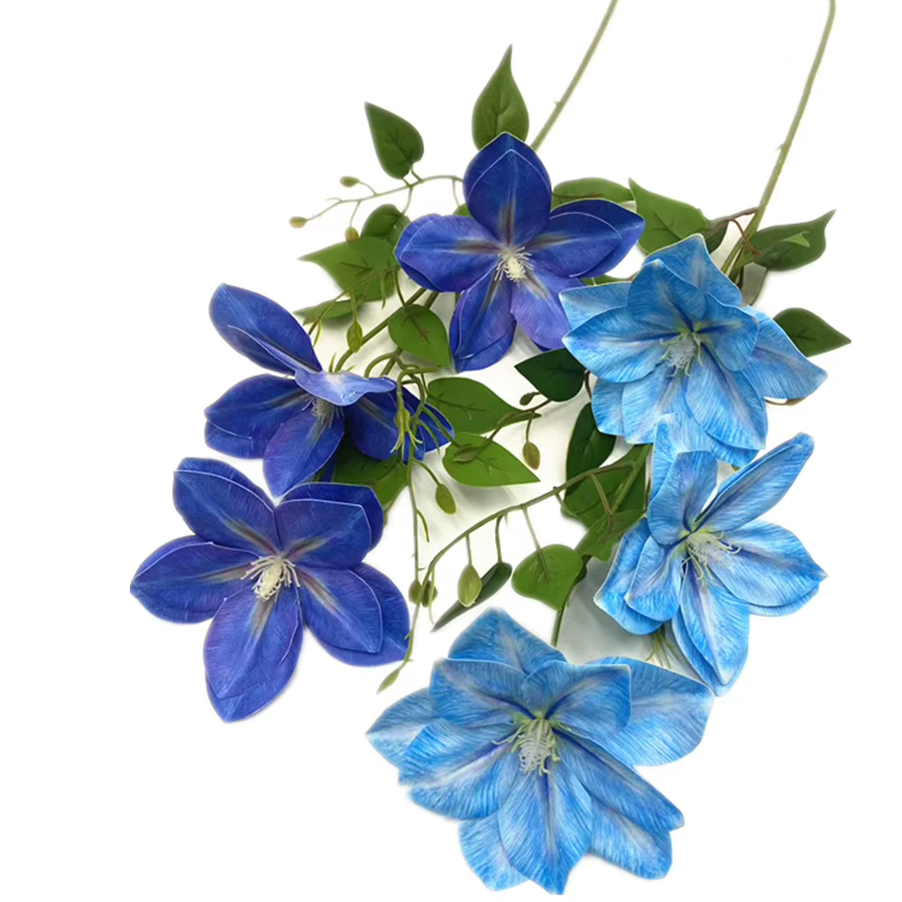 Une branche de fleur de clématites artificielle