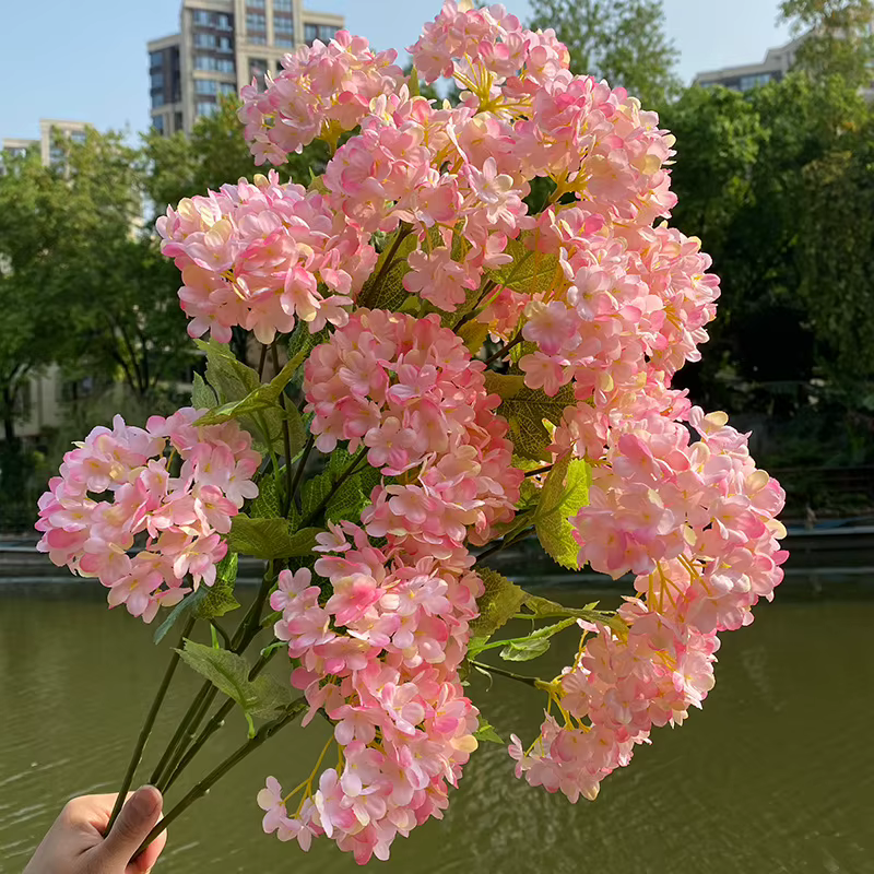 Arrangement floral de mariage à 4 têtes d'hortensias