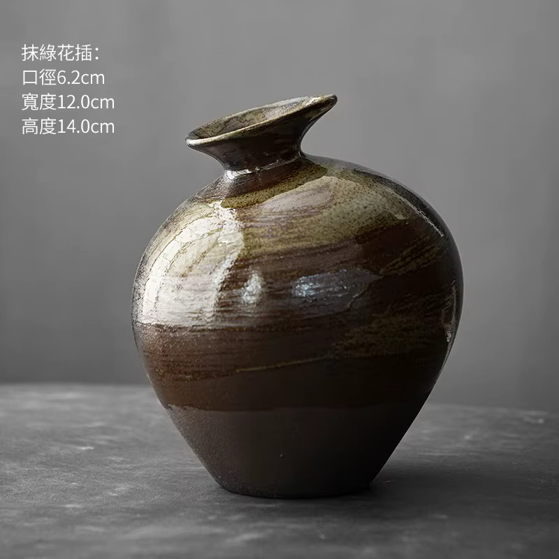 Vase en terre cuite noir