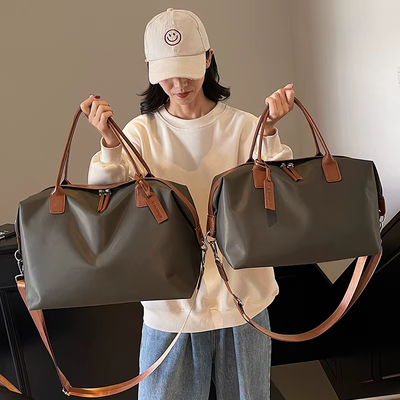 Sac à main tendance de grande capacité avec accents en cuir, simple et polyvalent, un incontournable pour les trajets quotidiens et le shopping
