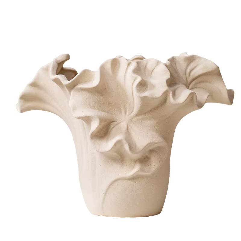 Vase en céramique plissé de pétales fait à la main