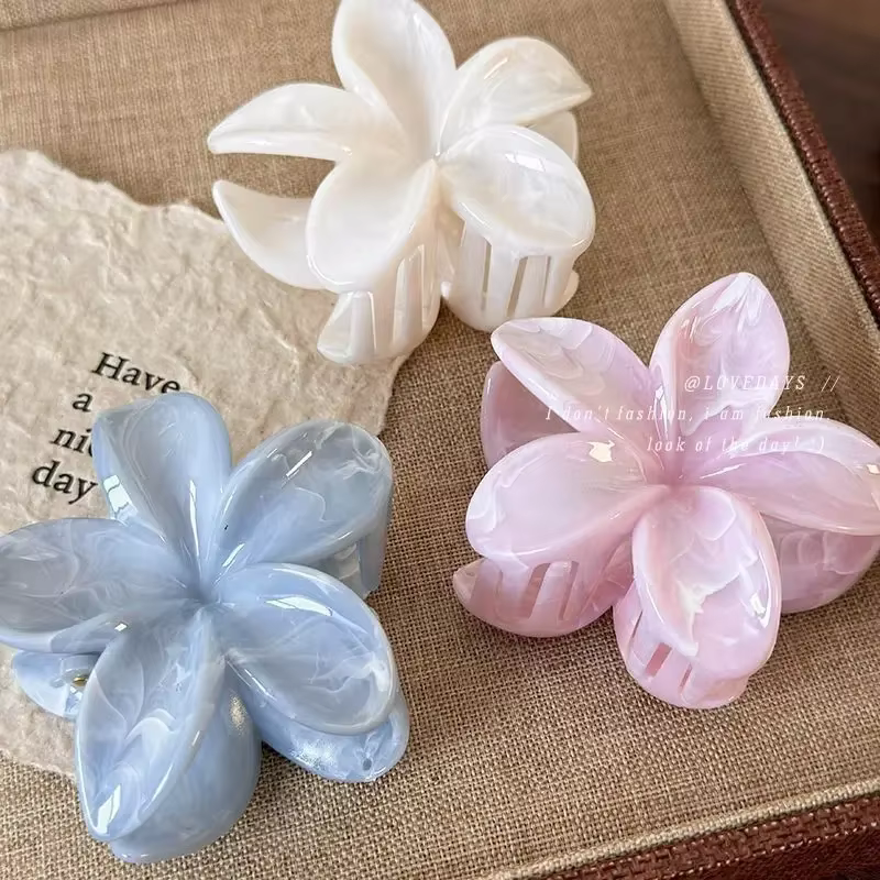 Frangipani frais et doux oeuf fleur arrière de la tête disque cheveux requin pince
