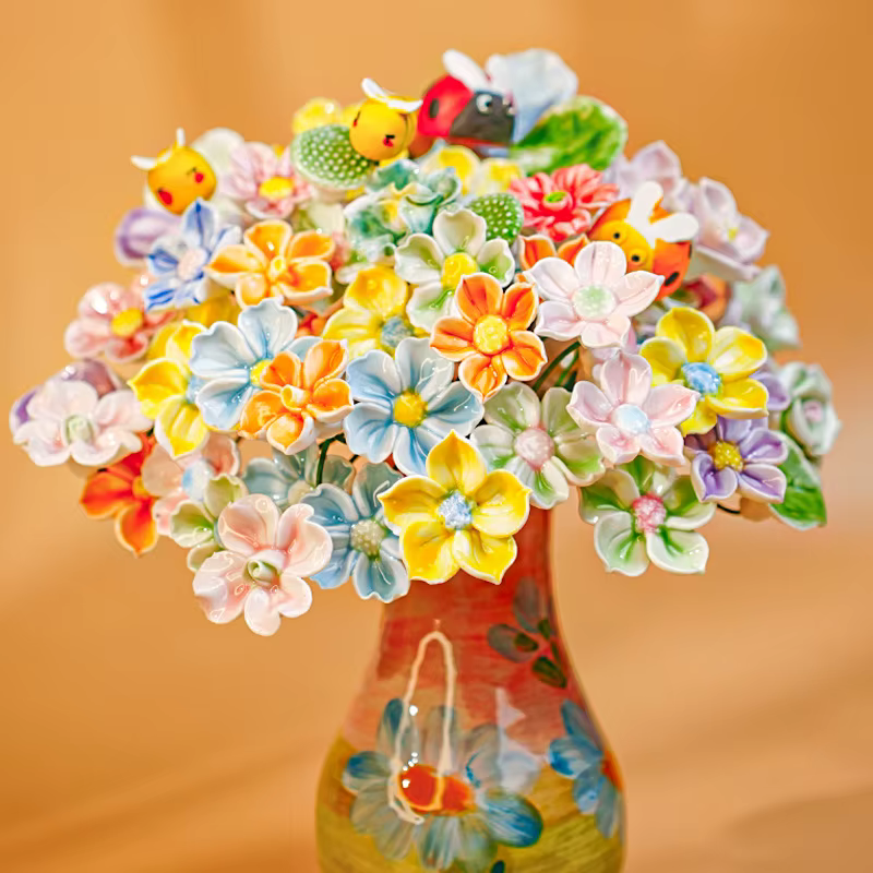Fleurs en céramique fabriquées à la main