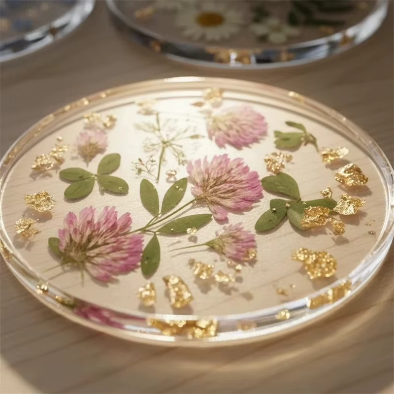 Sous-verres en acrylique avec fleurs pressées