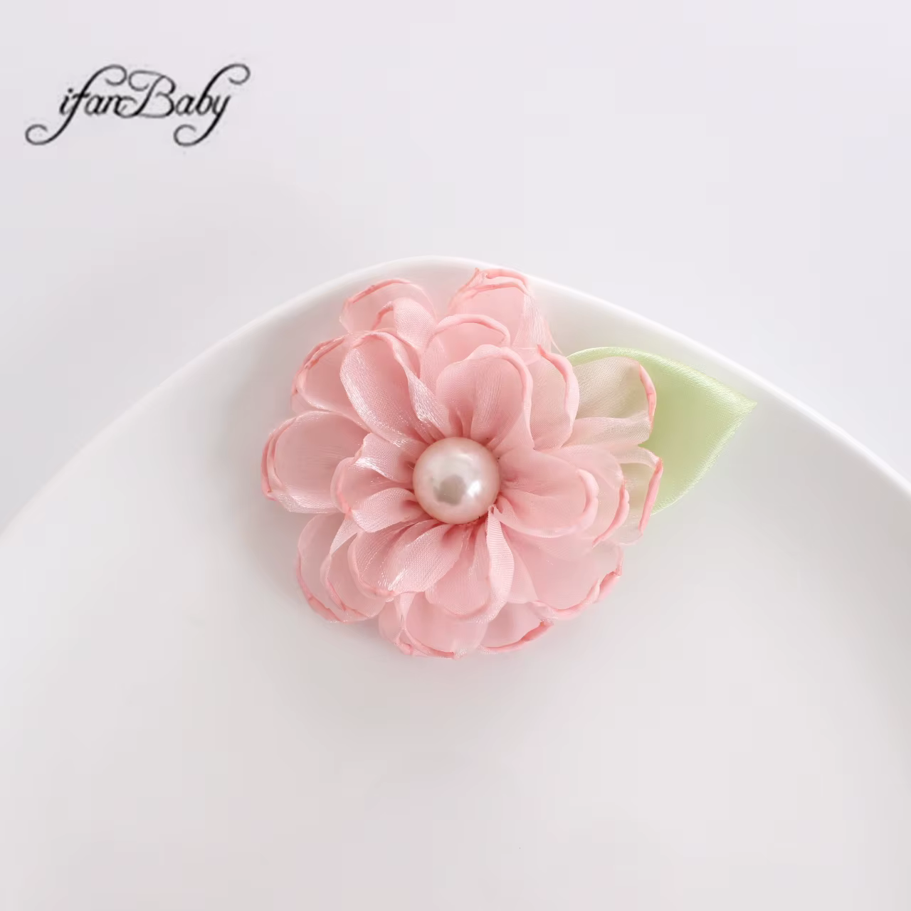 Fleurs en tissu avec centre perlé