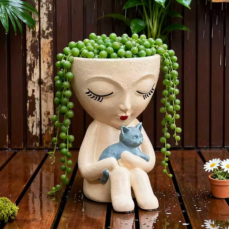 Pot de fleurs créatif en forme de fille assise tenant un chat