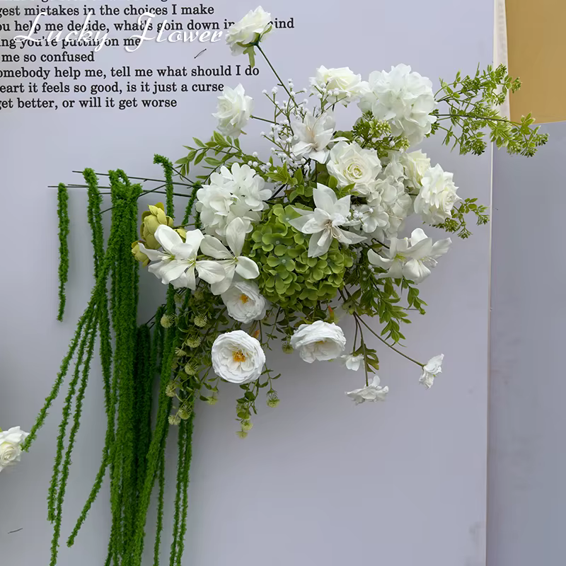 Décoration de mariage en plein air blanche/violette
