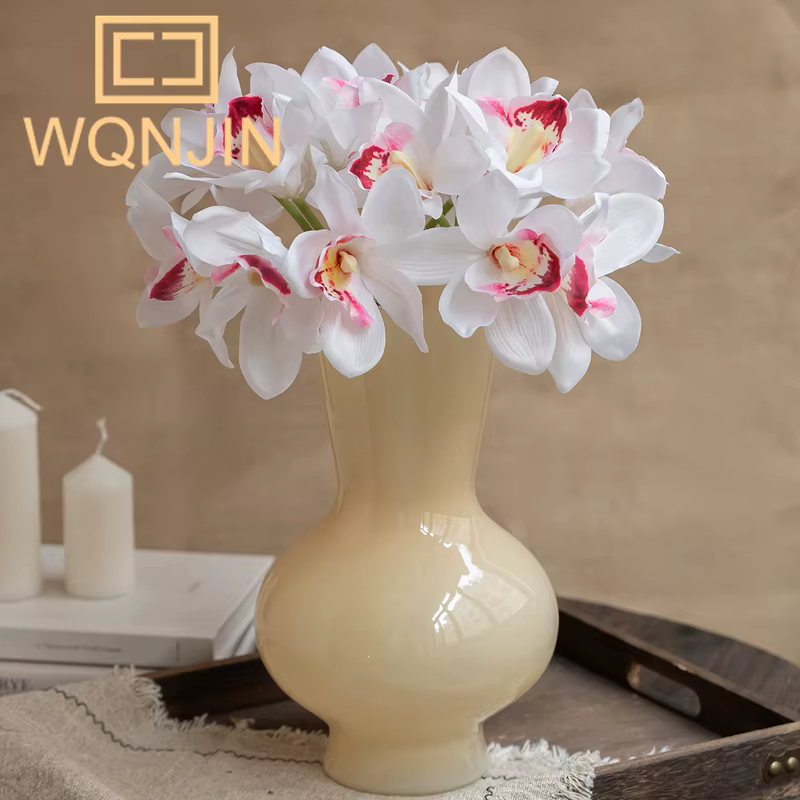 Nouveaux vases d'orchidées papillon d'automne
