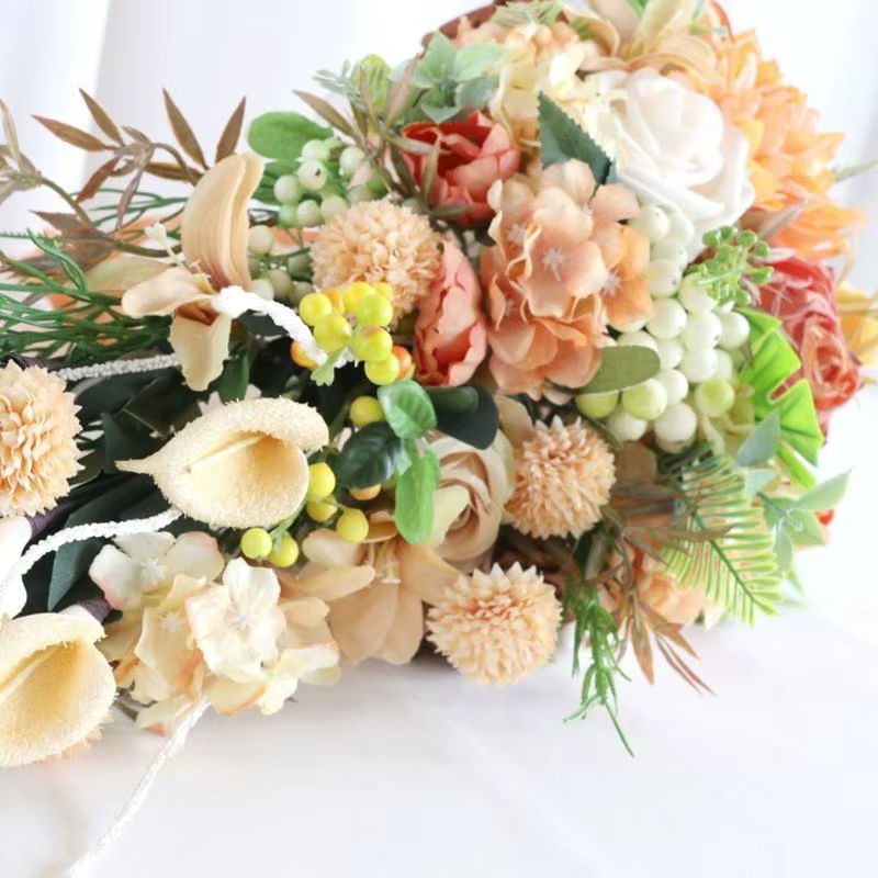 P9fe Bouquets rose champagne moderne pour mariée tenant des fleurs