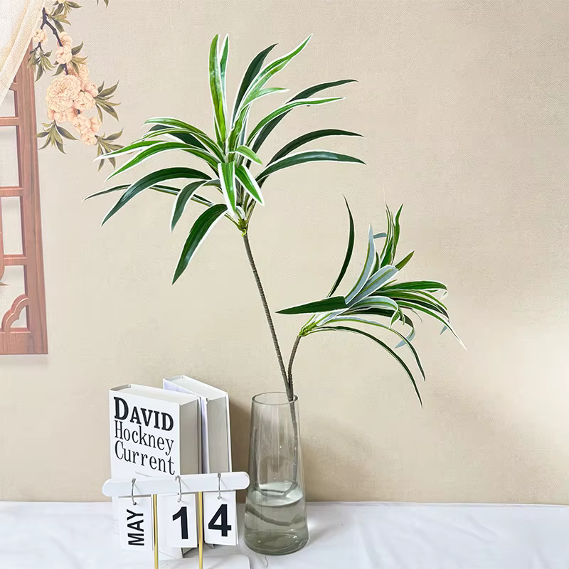 Plantes vertes en plastique