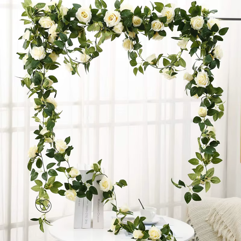 Guirxiété de roses et de feuilles vertes artificielles