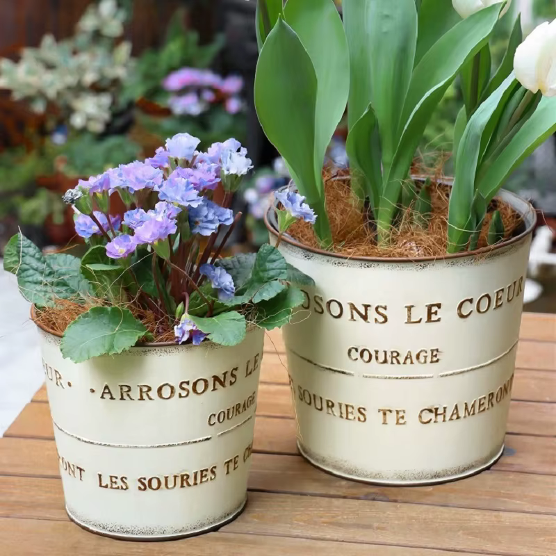 Pot de fleur en métal japonais
