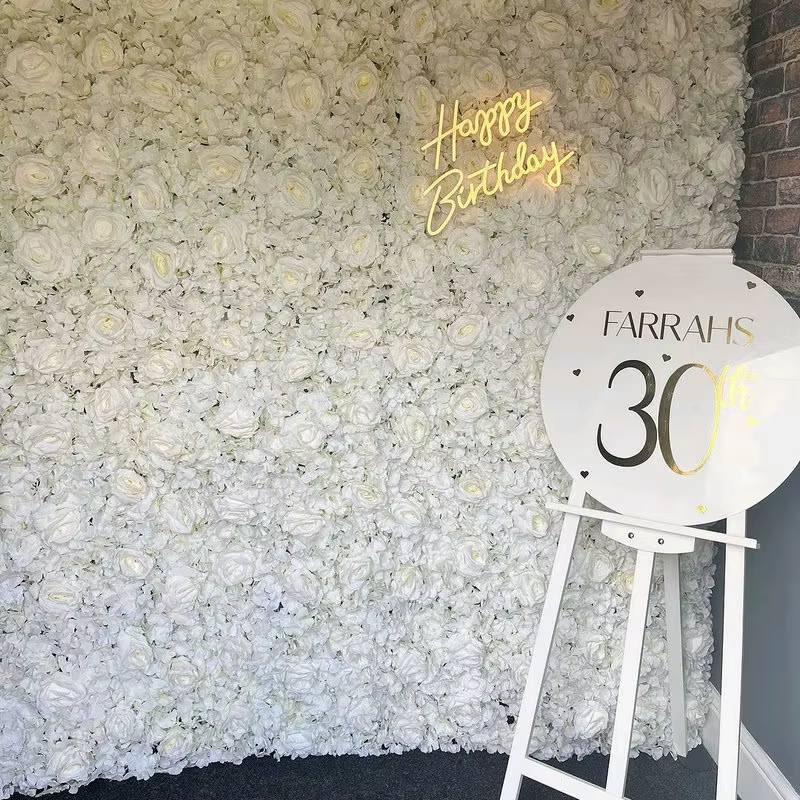 Mur de fleurs artificielles blanches pour décoration de noël