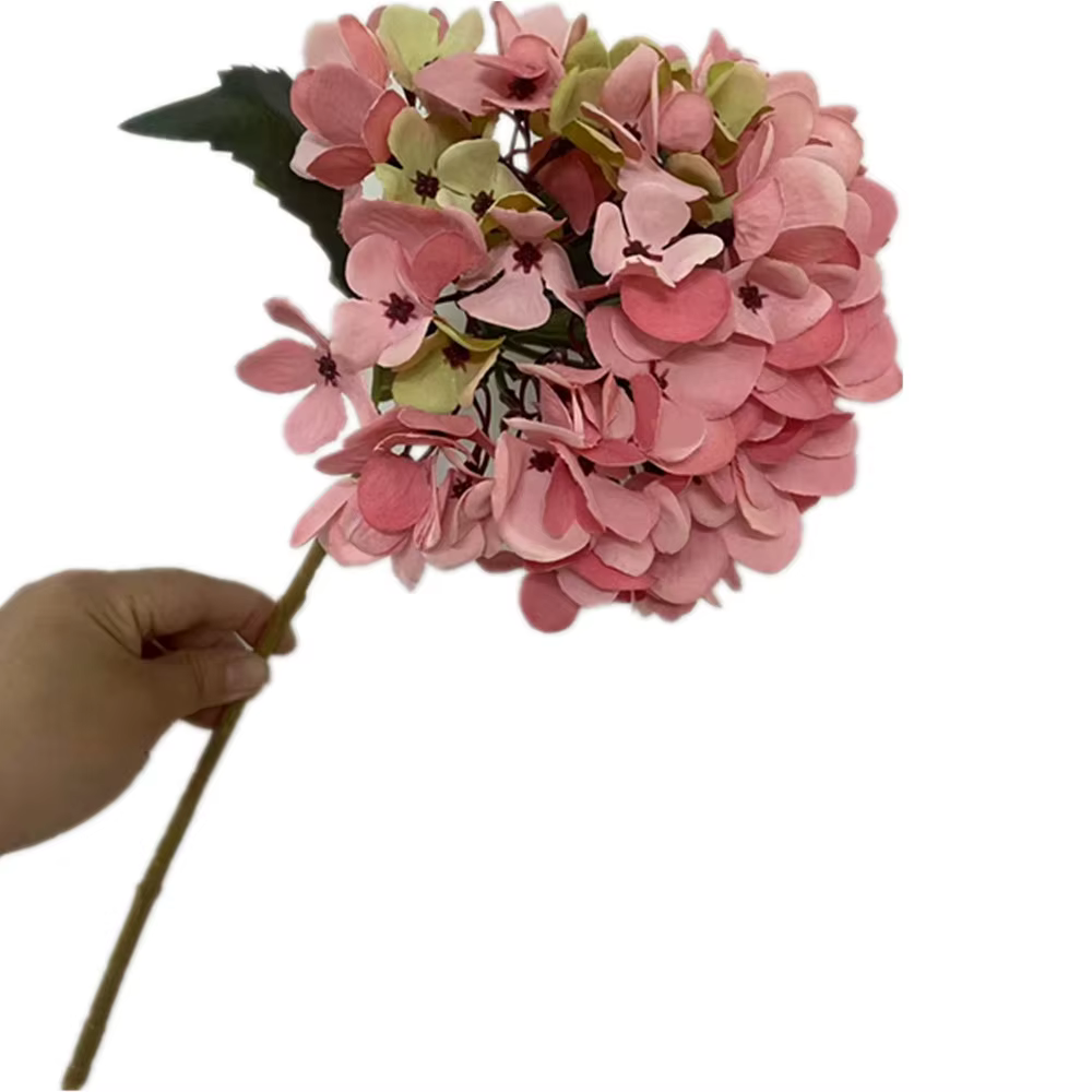 Une branche de fleur d'hortensia artificielle simulée plante