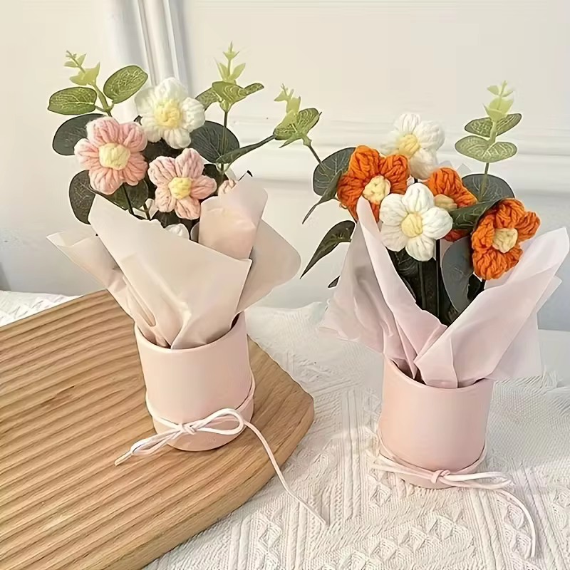 Bouquet fait main avec vase rose comprenant 5 fleurs au crochet
