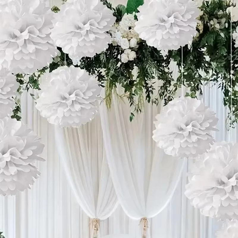 Boules de fleurs en papier blanc