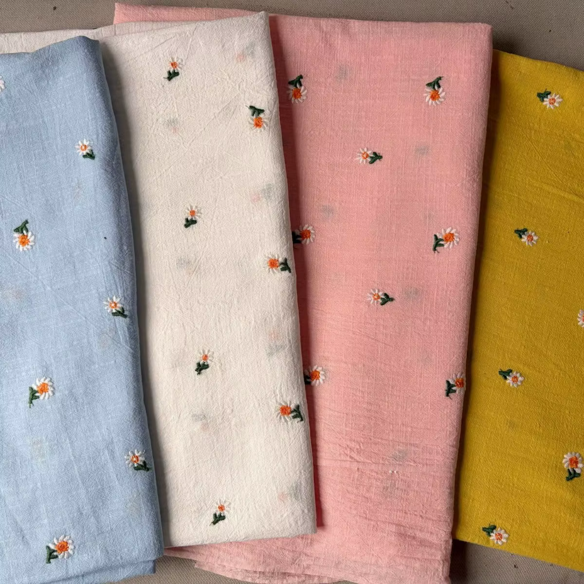 Tissu en lin et coton brodé tournesol