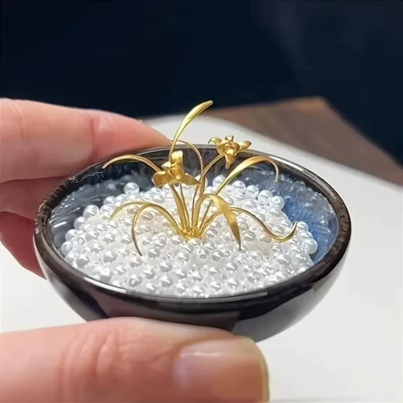 Figurine élégante d'orchidée dorée - Décoration florale chic pour table