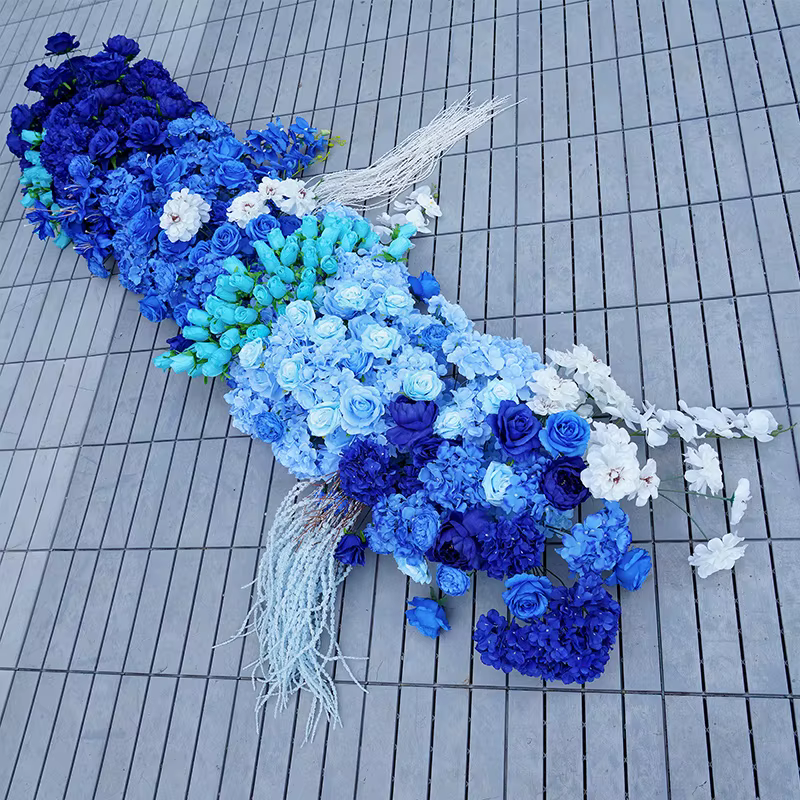 Décor floral extérieur pour mariage : rangée de fleurs de glycine bleue