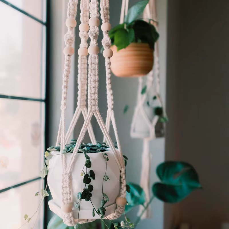 Panier suspendu de plantes en macramé fait à la main