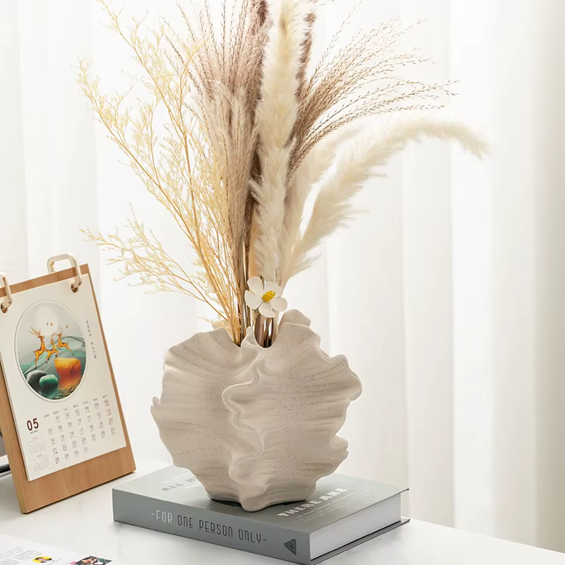 Vase en céramique à motifs géométriques ondulés
