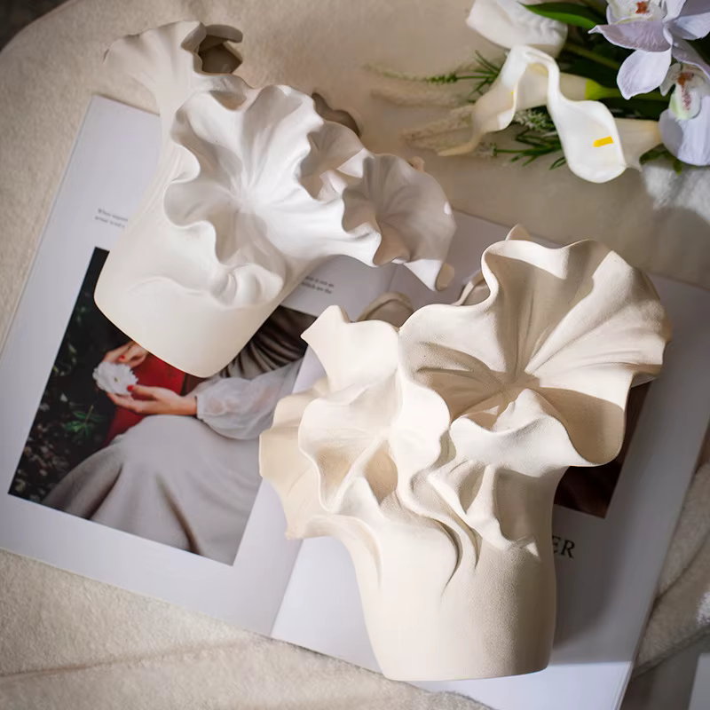 Vase en céramique plissé de pétales fait à la main