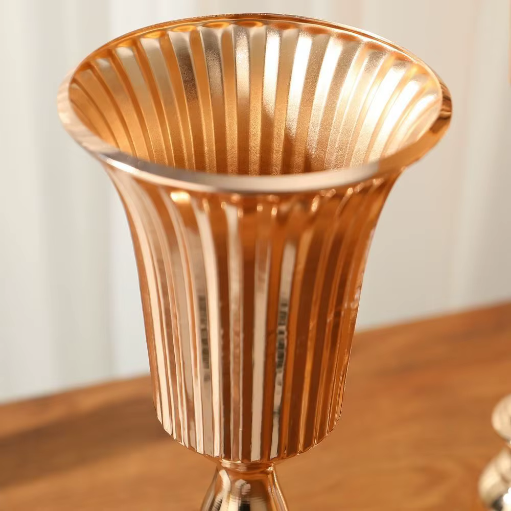 Vase romantique en fer forgé doré